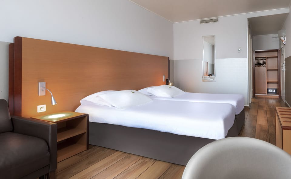 Twin Room (parisienne) | In-room safe, desk, soundproofing, free cribs/infant beds