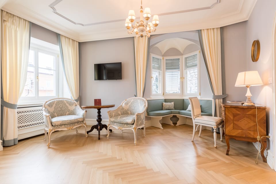 Junior Suite | Living area | Flat-screen TV