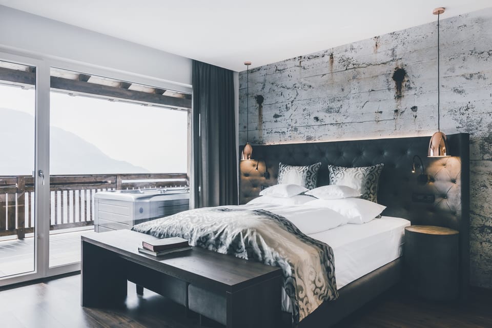 Luxury Suite | Hypo-allergenic bedding available, pillowtop beds, minibar, in-room safe