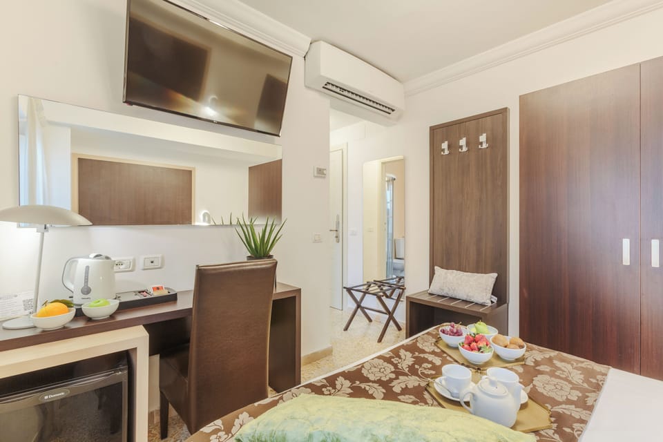Junior Double Room, 1 Large Twin Bed | Select Comfort beds, minibar, in-room safe, desk