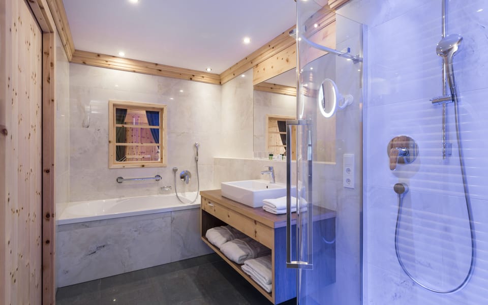 Junior Suite | Bathroom | Hair dryer, slippers, towels