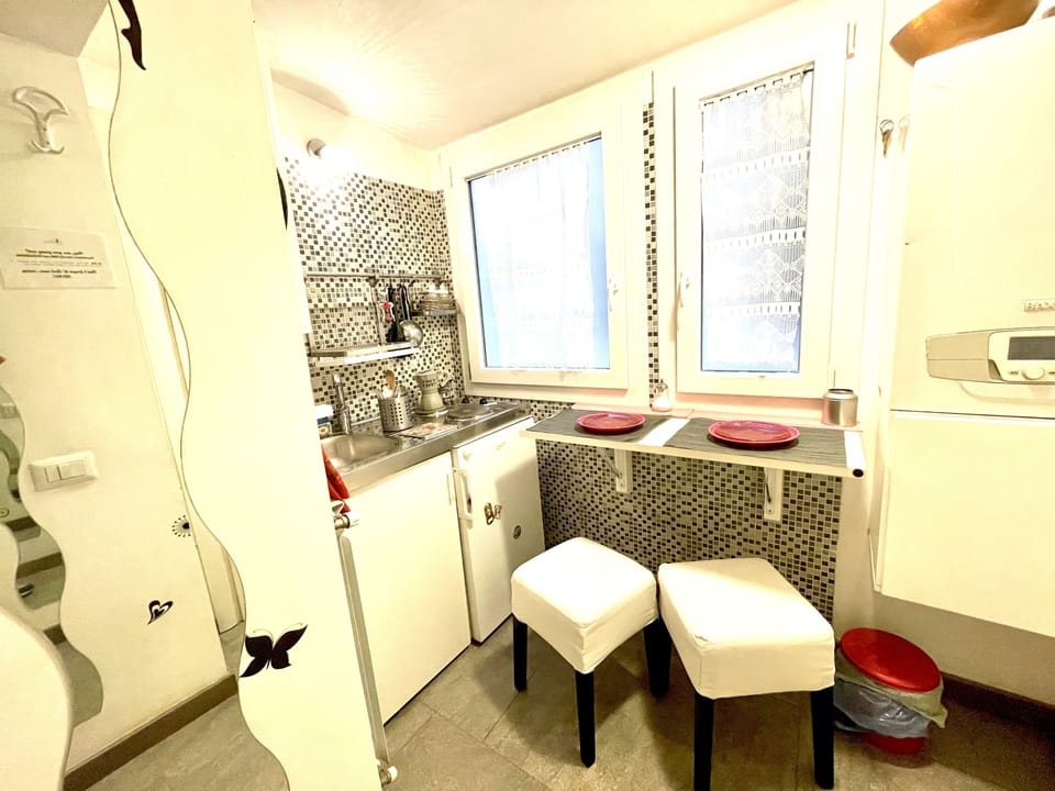 Junior Suite | Private kitchenette | Shared fridge, microwave, electric kettle