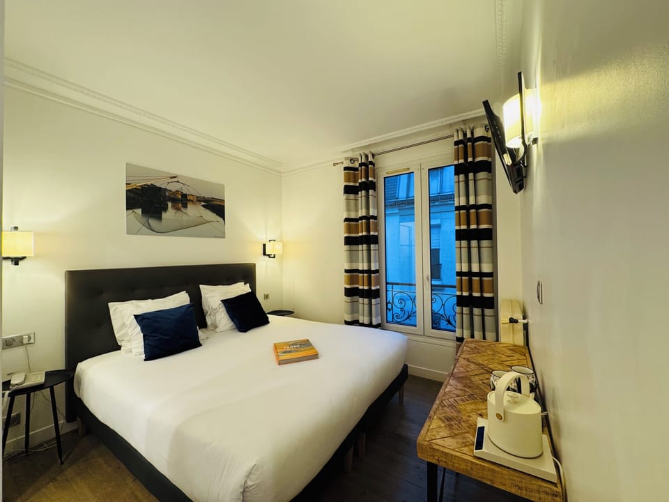 Triple Room 3 persons | In-room safe, desk, soundproofing, free WiFi