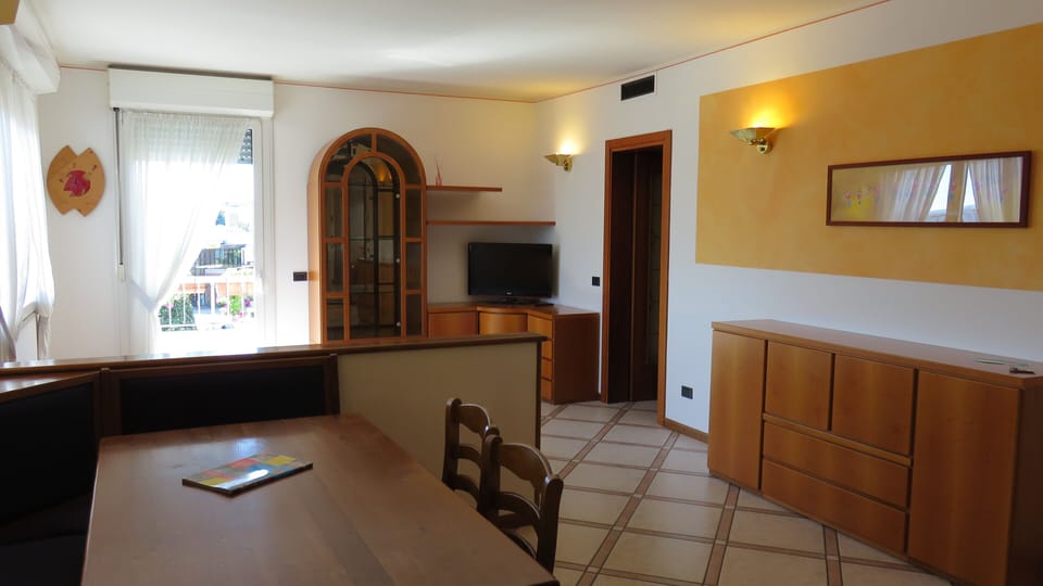 Family Room | Frette Italian sheets, in-room safe, desk, soundproofing