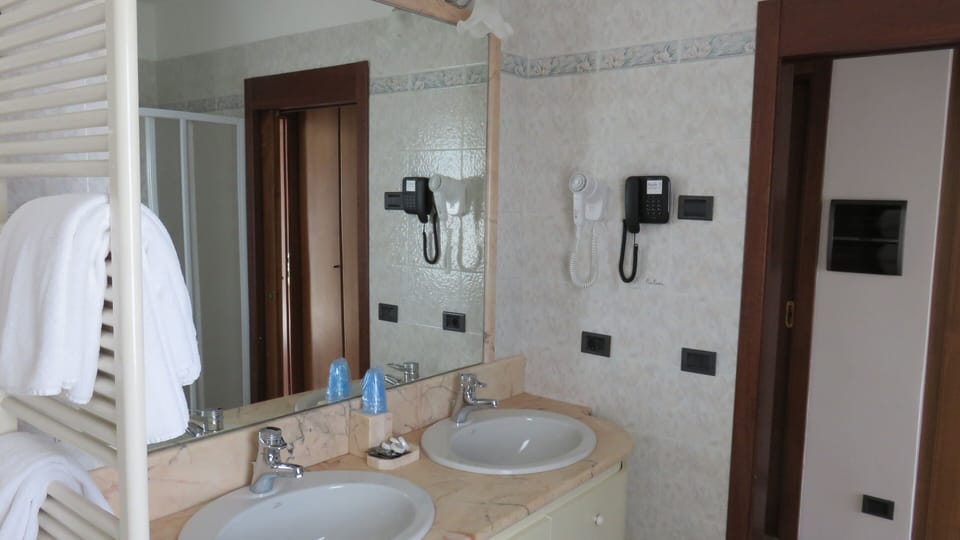 Family Room | Bathroom | Shower, free toiletries, hair dryer, bidet