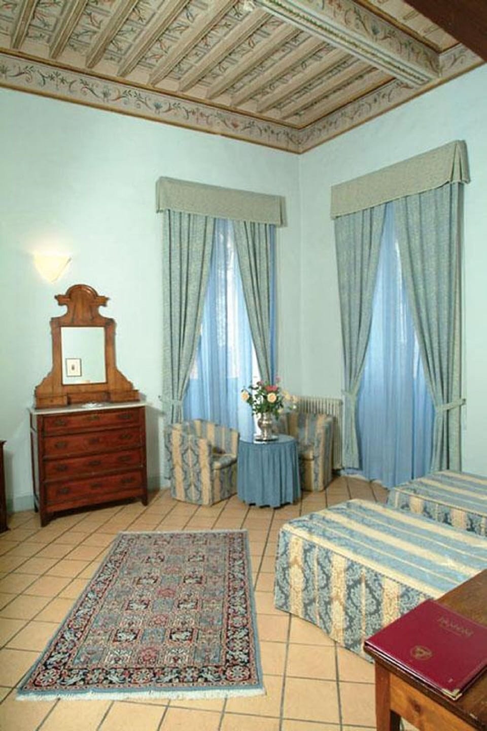 Double Room Single Use | Minibar, in-room safe, desk, iron/ironing board