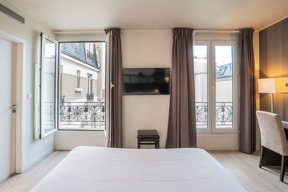 Superior Triple Room | In-room safe, desk, blackout drapes, soundproofing