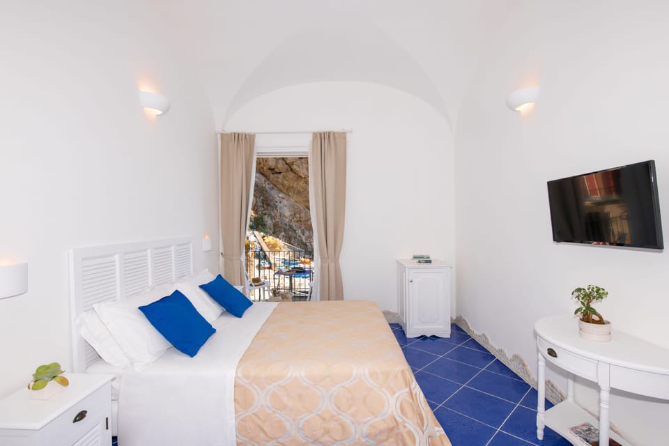 Deluxe Double Room, 1 Double Bed, Balcony, Sea View | 1 bedroom, minibar, in-room safe, desk