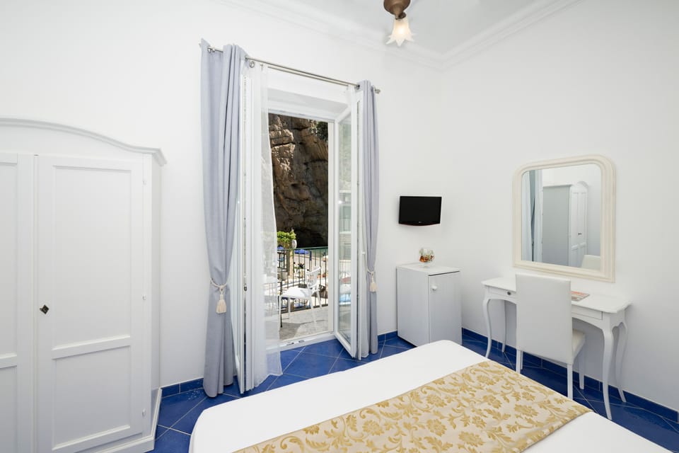 Standard Double Room, Sea View | 1 bedroom, minibar, in-room safe, desk