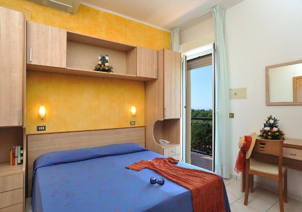 In-room safe, desk, free WiFi