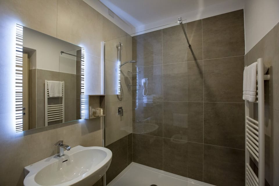 Shower, rainfall showerhead, free toiletries, hair dryer
