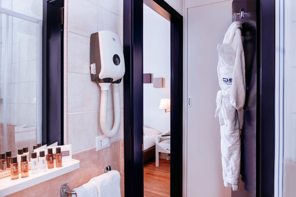 Shower, rainfall showerhead, free toiletries, hair dryer