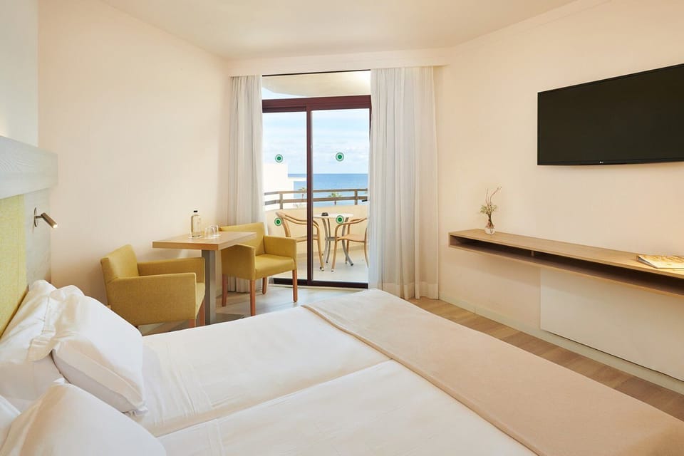 Double Room, Partial Sea View | Desk, blackout drapes, free WiFi, bed sheets