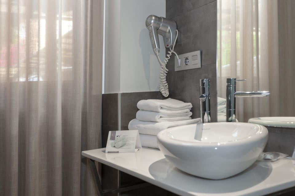 Standard Double or Twin Room | Bathroom | Free toiletries, hair dryer, towels, soap