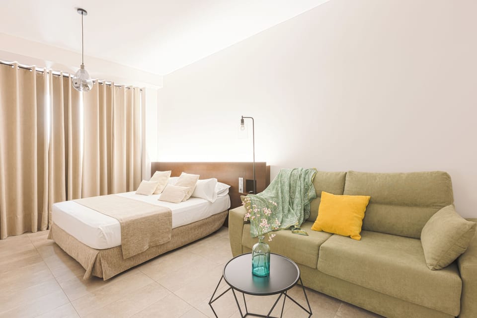 Family Quadruple Room | In-room safe, blackout drapes, soundproofing, free cribs/infant beds