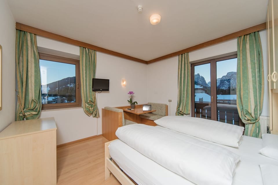 Double Room | Hypo-allergenic bedding, down comforters, in-room safe, desk