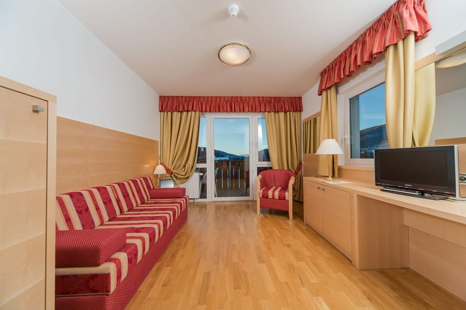 Double Room, Balcony | Hypo-allergenic bedding, down comforters, in-room safe, desk