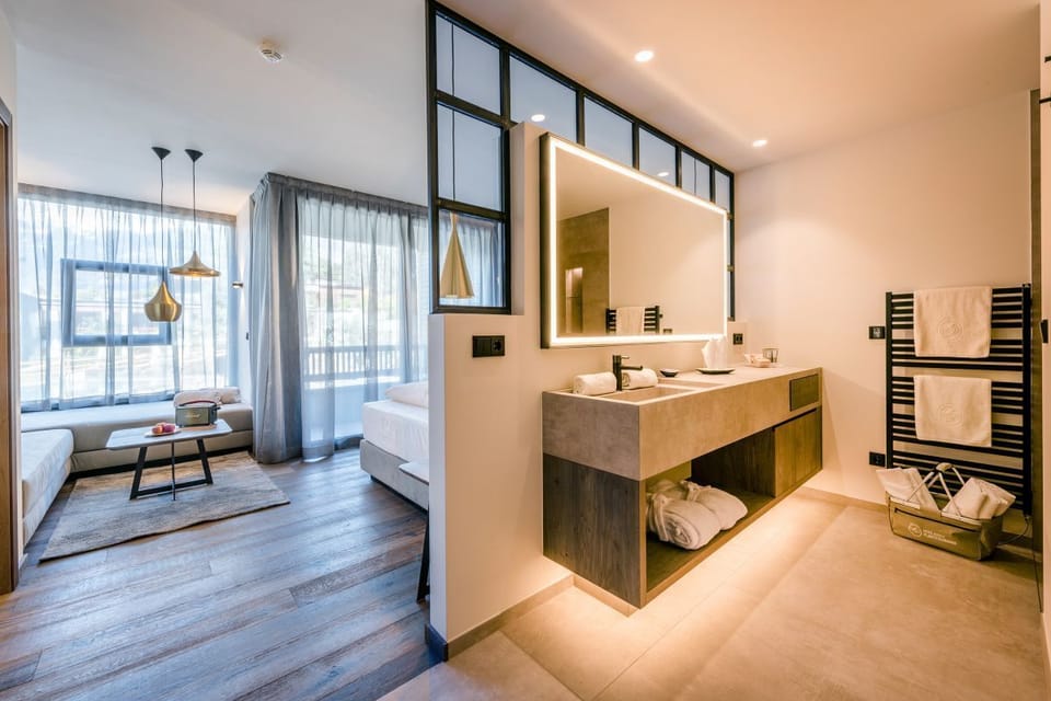 Oldtimer Suite | Bathroom | Hair dryer, bathrobes, slippers, bidet