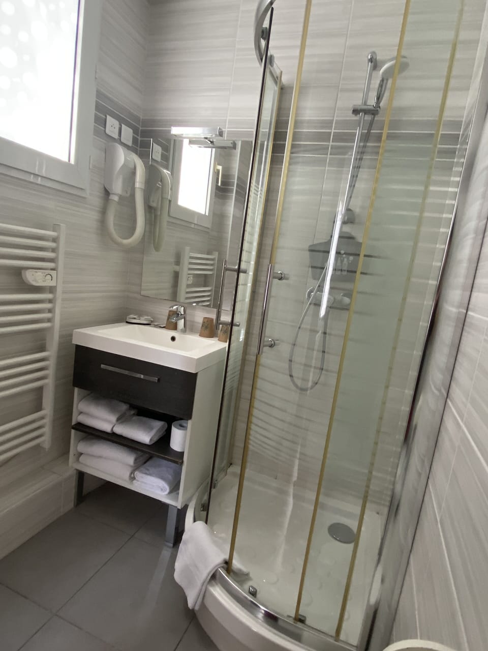 Comfort Triple Room | Bathroom | Shower, hair dryer, towels, soap
