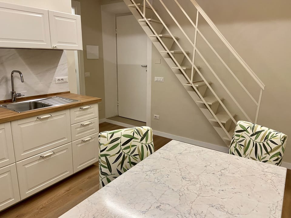 Suite | Private kitchen | Fridge, microwave, coffee/tea maker, electric kettle