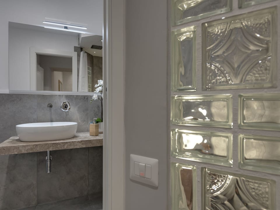 Superior Room | Bathroom | Shower, rainfall showerhead, hair dryer, towels