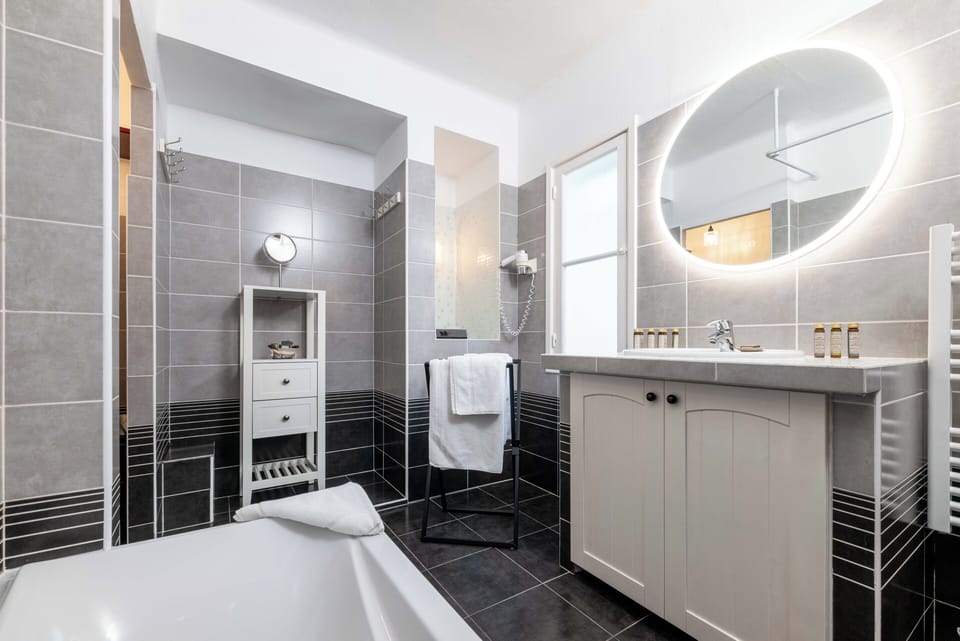 Suite, Garden View | Bathroom | Free toiletries, hair dryer, towels