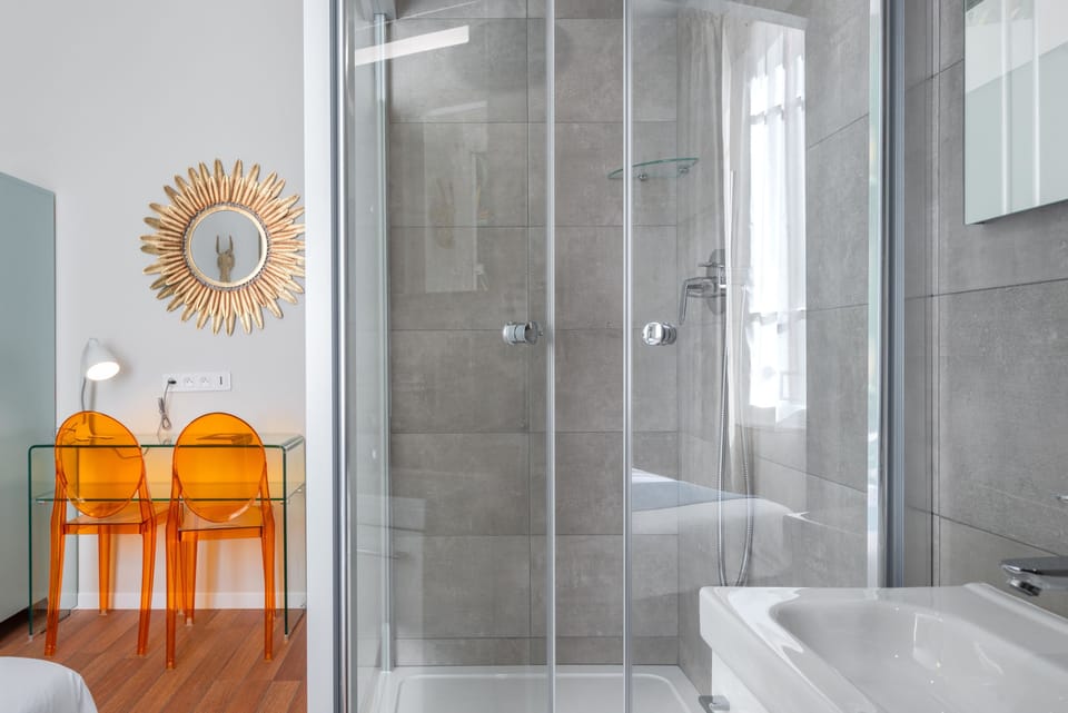 Double Room | Bathroom | Shower, free toiletries, hair dryer, towels