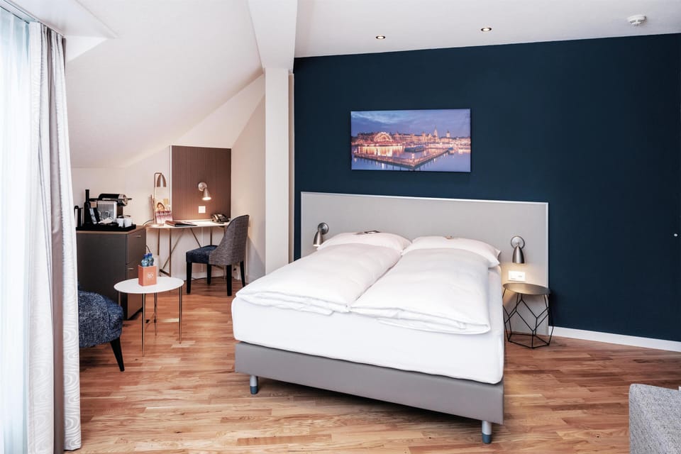 Hypo-allergenic bedding, minibar, in-room safe, desk