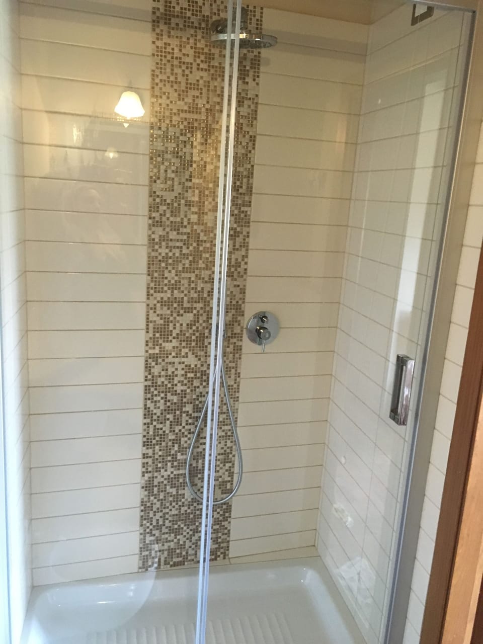 Double Room | Bathroom | Shower, free toiletries, hair dryer, towels