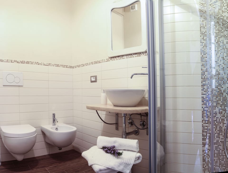 Double Room | Bathroom | Shower, free toiletries, hair dryer, towels