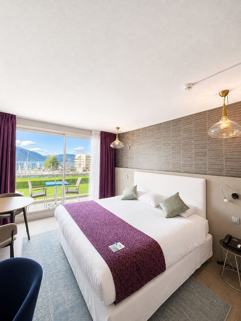 Double Room, Lake View | Minibar, in-room safe, desk, blackout drapes