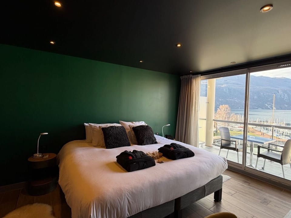 Romantic Suite | Minibar, in-room safe, desk, blackout drapes