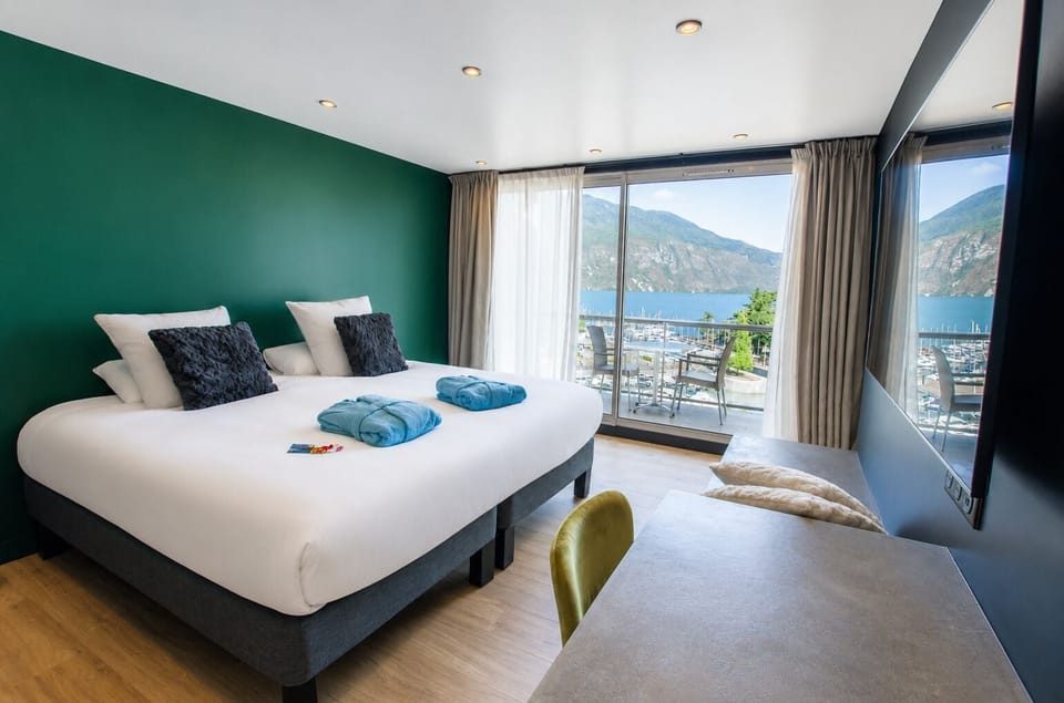 Romantic Suite | Minibar, in-room safe, desk, blackout drapes