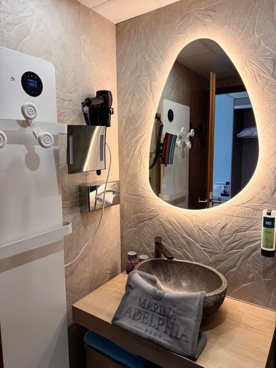 Combined shower/tub, free toiletries, hair dryer, towels