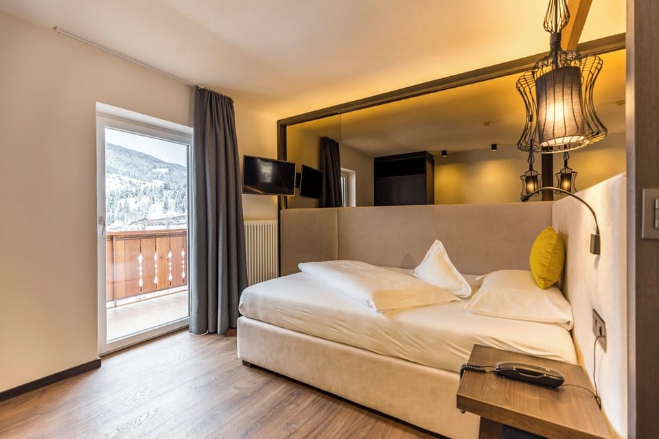 Single Room | Minibar, in-room safe, desk, laptop workspace