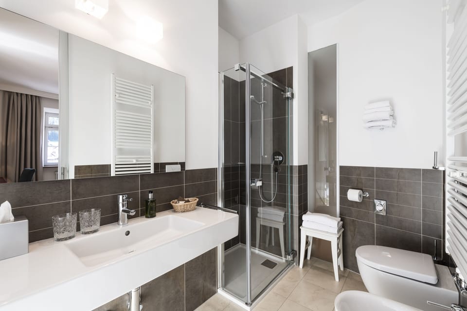 Classic Double Room | Bathroom | Hair dryer, bathrobes, bidet, towels