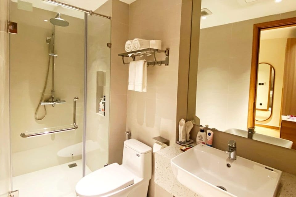 Premium Double Room Single Use, Multiple Beds, City View | Bathroom | Free toiletries, hair dryer, bathrobes, slippers