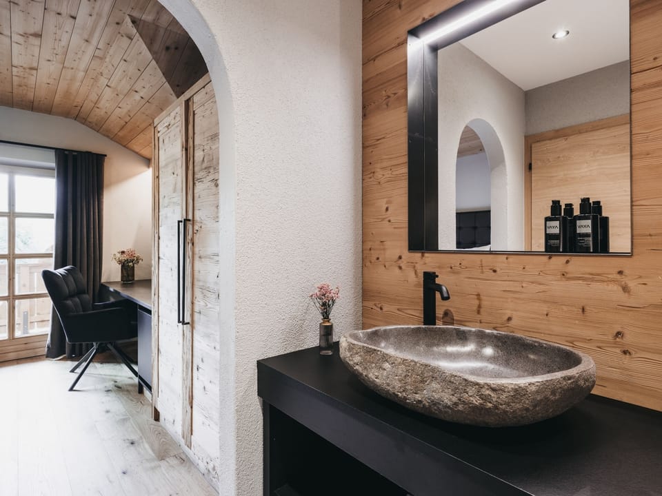 Standard Room | Bathroom | Free toiletries, hair dryer, bathrobes, towels