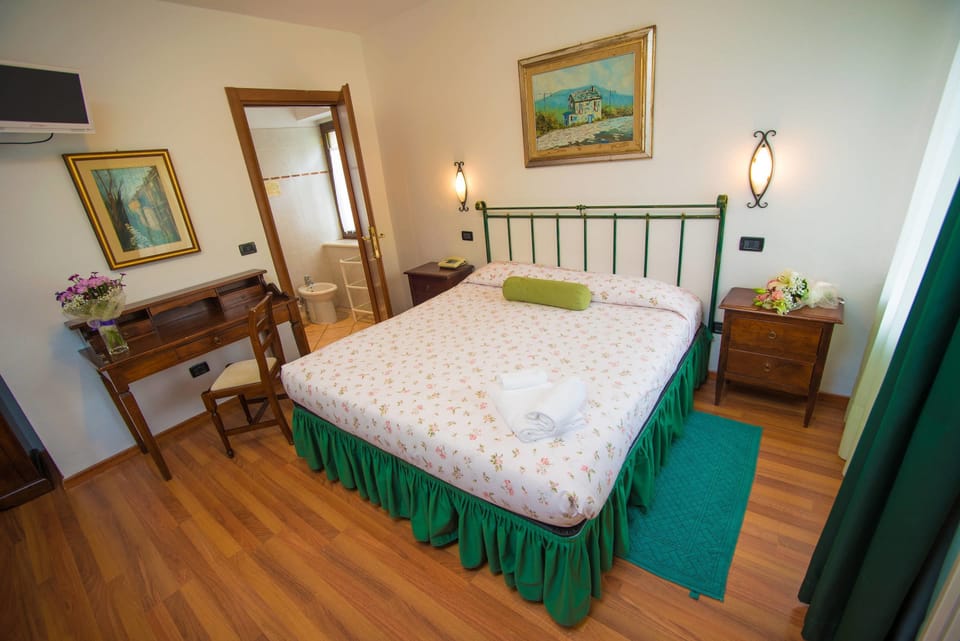 Classic Double Room | In-room safe, blackout drapes, free WiFi, bed sheets