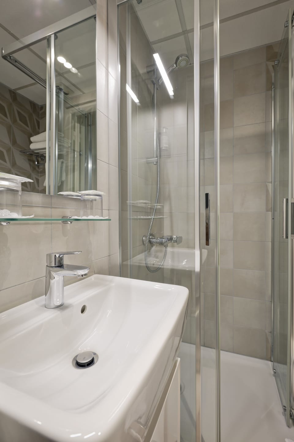 Superior Room, 1 Double or 2 Twin Beds | Bathroom | Free toiletries, hair dryer, towels