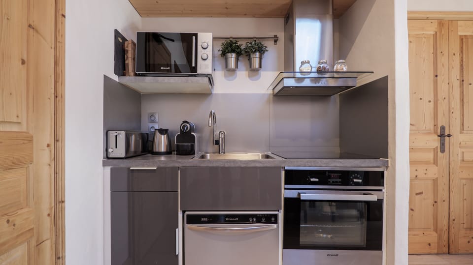 Appartement Premium, 1 chambre, cheminée, vue montagne ( accessible par escalier ) | Private kitchen