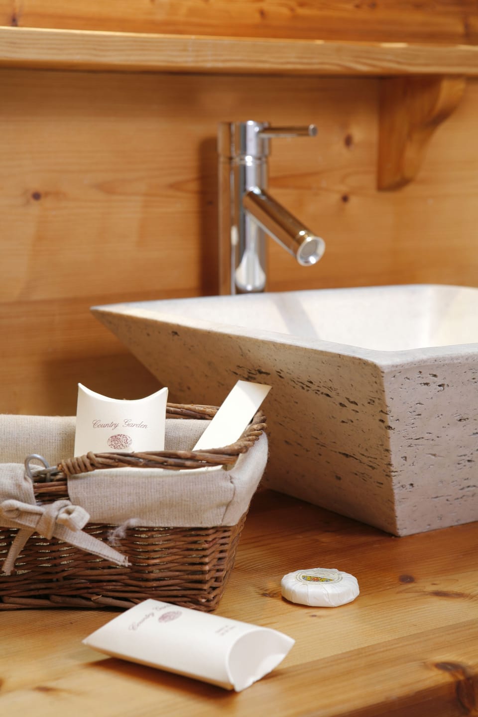 Appartement Premium, 1 chambre, cheminée, vue montagne ( accessible par escalier ) | Bathroom | Free toiletries, towels