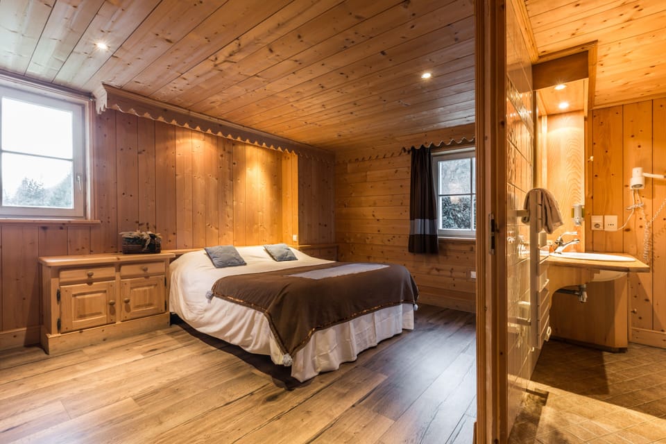 In-room safe, free WiFi, bed sheets