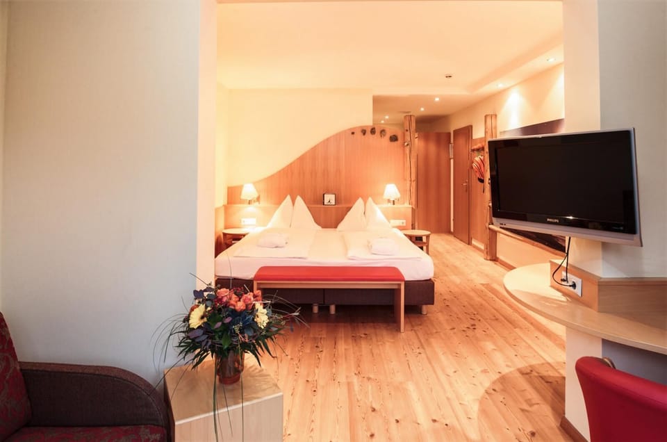 Classic Double Room | Hypo-allergenic bedding, minibar, in-room safe, individually furnished