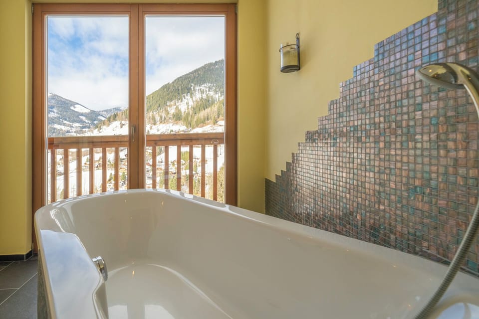 Deluxe Double Room | Bathroom | Free toiletries, hair dryer, bathrobes, towels