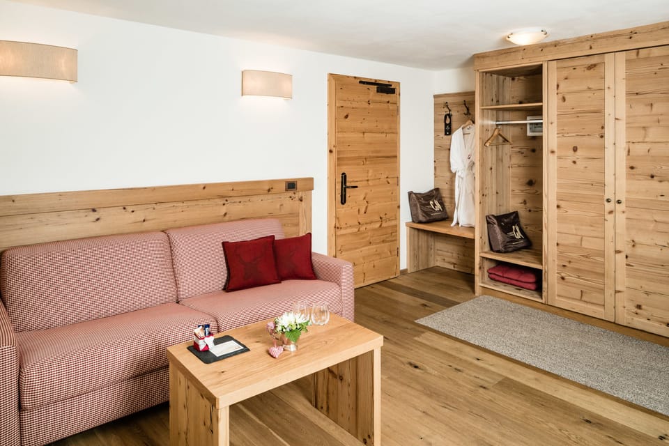 Suite (Kristall) | Down comforters, minibar, in-room safe, desk