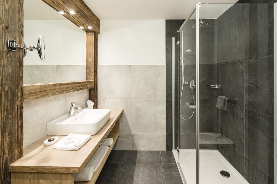 Luxury Suite | Bathroom | Combined shower/tub, free toiletries, hair dryer, bathrobes