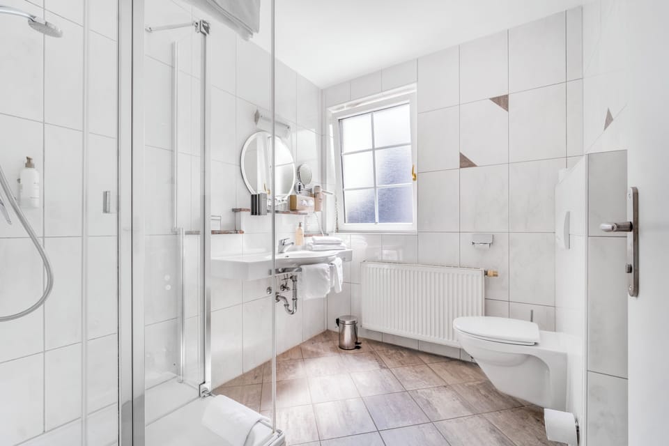 Triple Room | Bathroom | Eco-friendly toiletries, hair dryer, towels