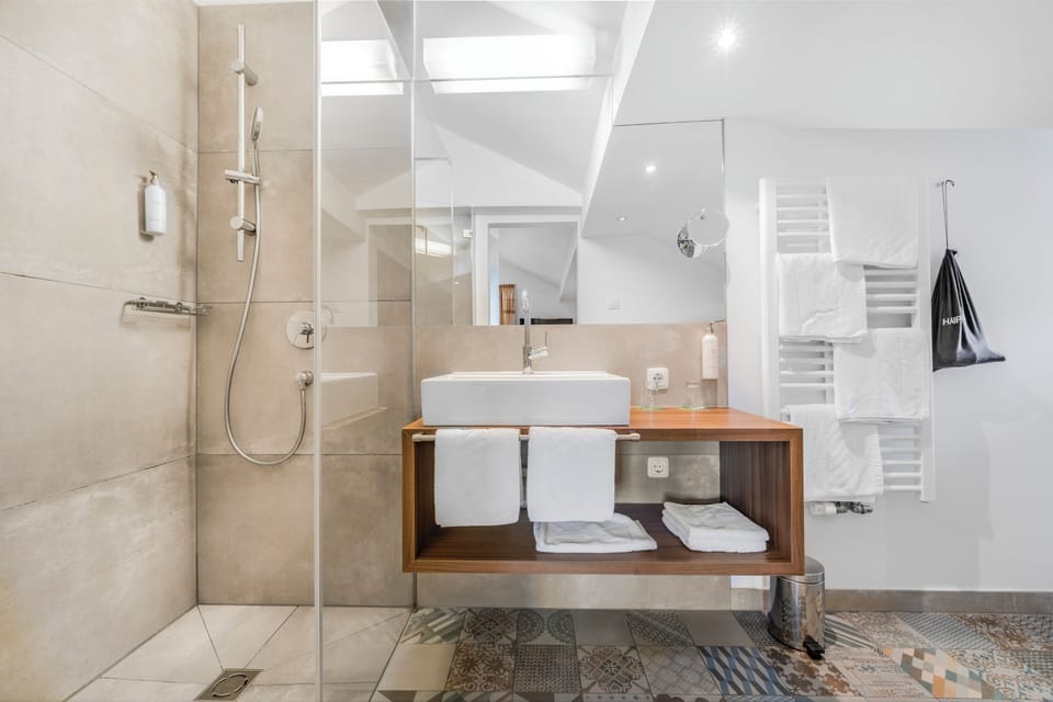 Standard Quadruple Room | Bathroom | Eco-friendly toiletries, hair dryer, towels