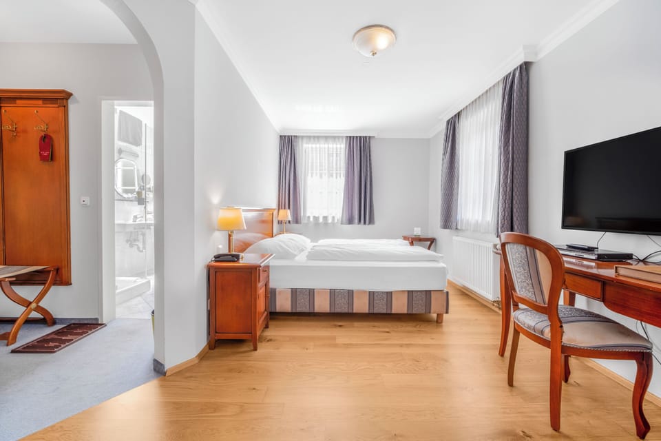Triple Room | Hypo-allergenic bedding, in-room safe, desk, blackout drapes